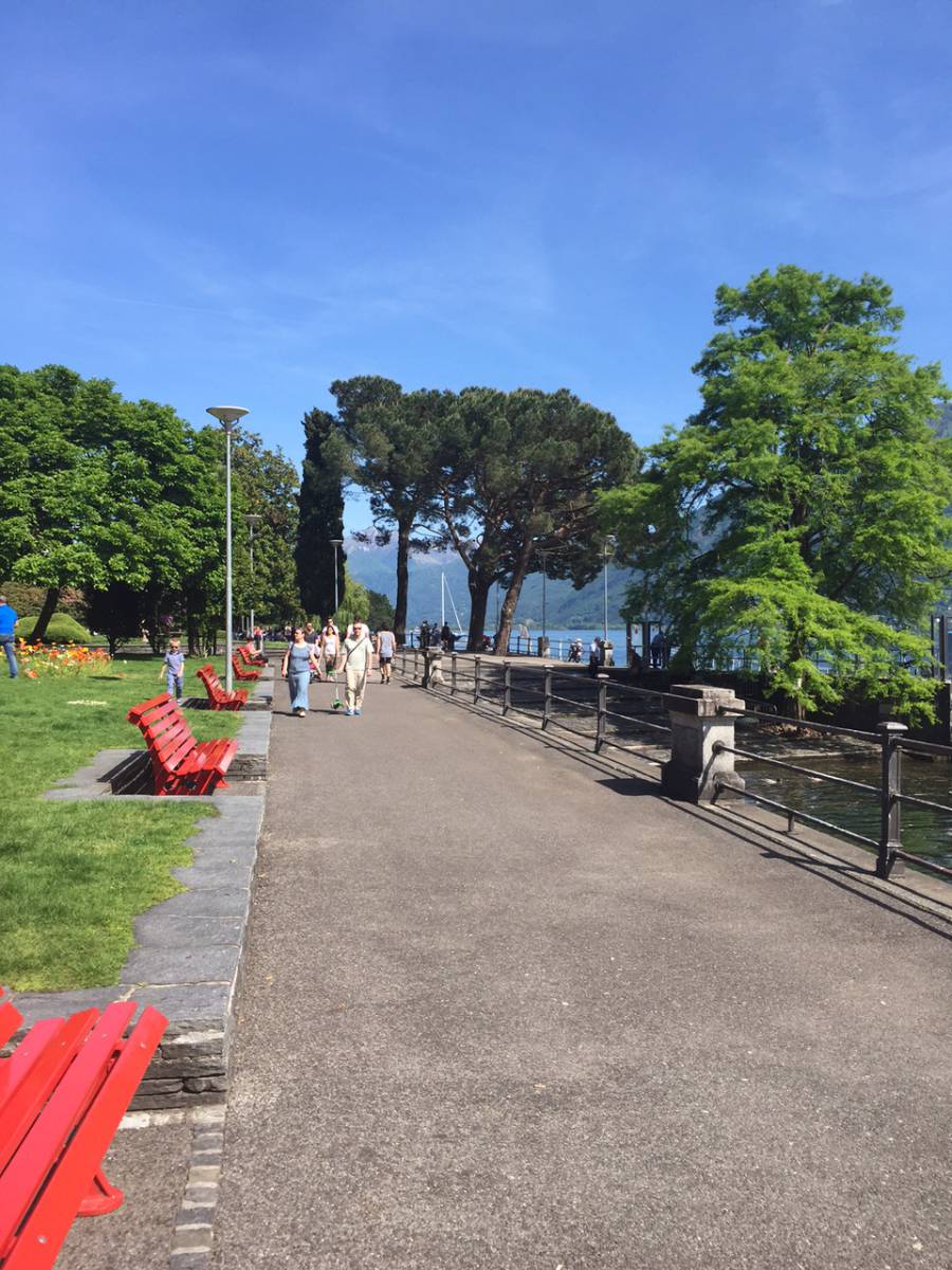 beira do lago de Locarno