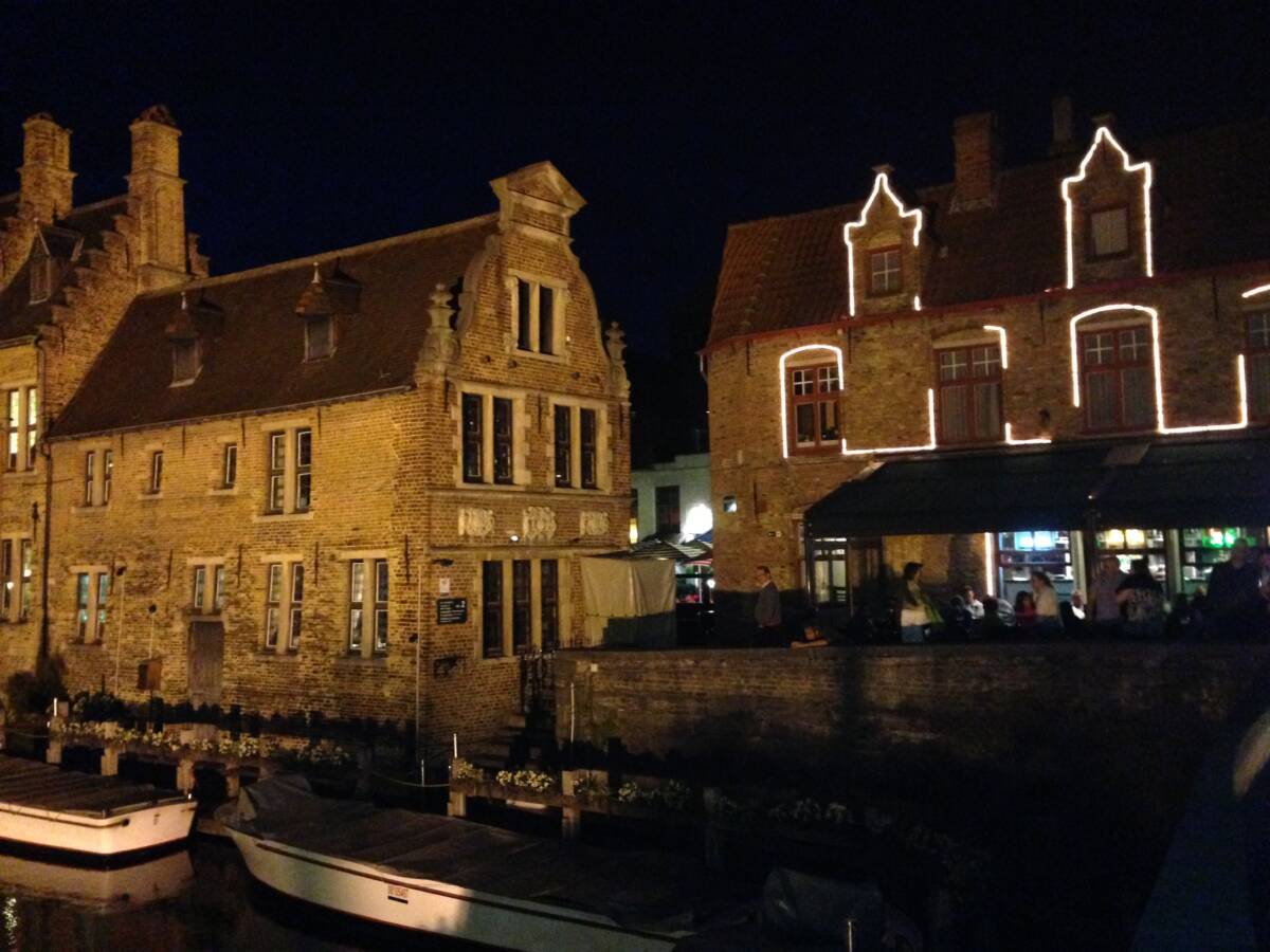 Brugge Bélgica, casa colorida na cidade velha de Brugge, jovem mulher livre  na cidade pelo velho