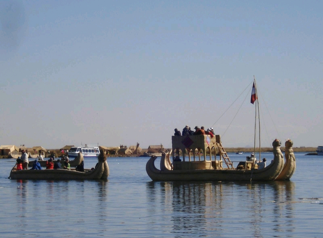 Comunidade Uro Em Seus Barcos De Totora