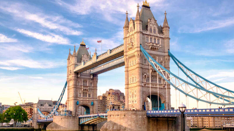 Iconic,tower,bridge,connecting,londong,with,southwark,on,the,thames